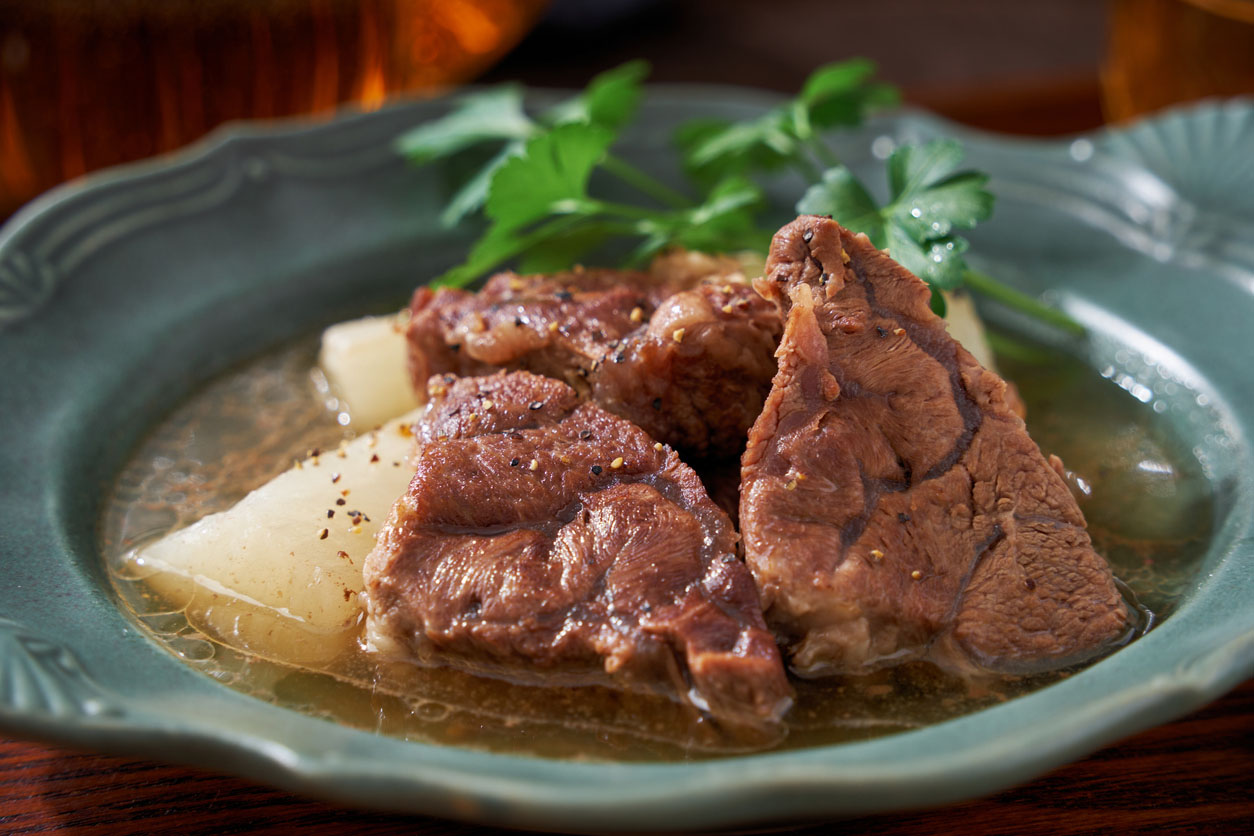 Beef shank and radish soup